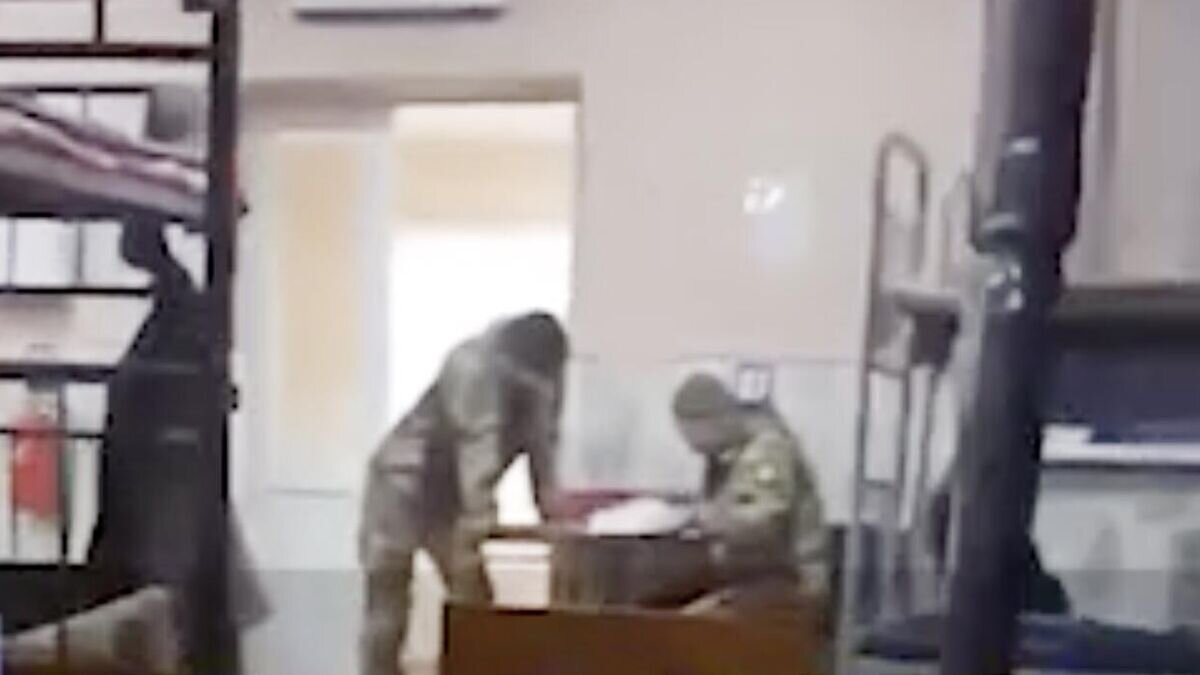    Кадр из видео, записанного мужчиной, которого удерживают в военкомате в Одессе© Думская
