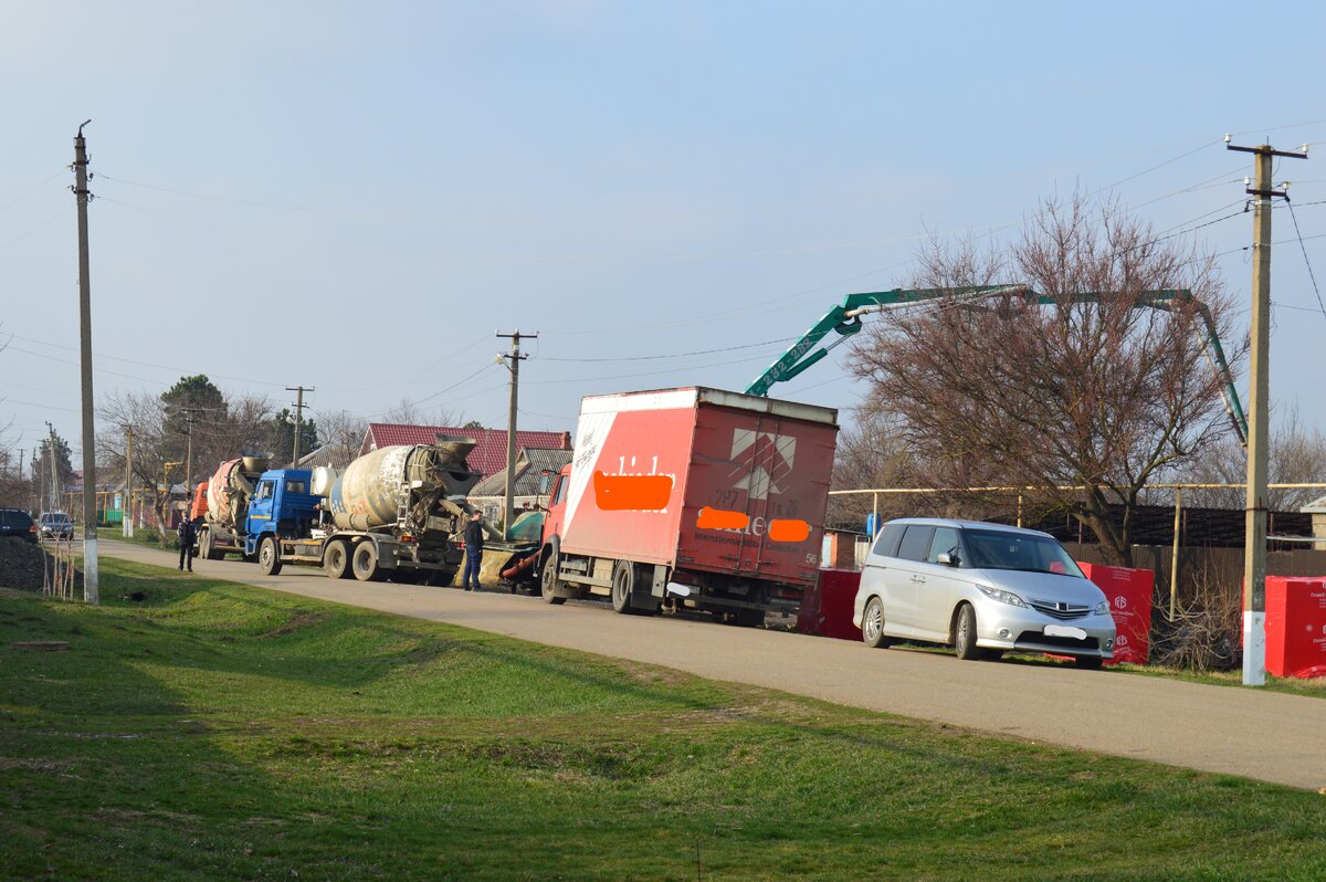 Фото автора. 17.03.2023. Вместе с весной в станицу пришла строительная техника.