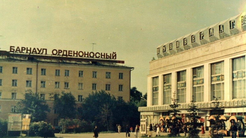     Центральный универмаг на пр. Ленина в Барнауле, фото 1986 года. vk.com/kraevedaltay