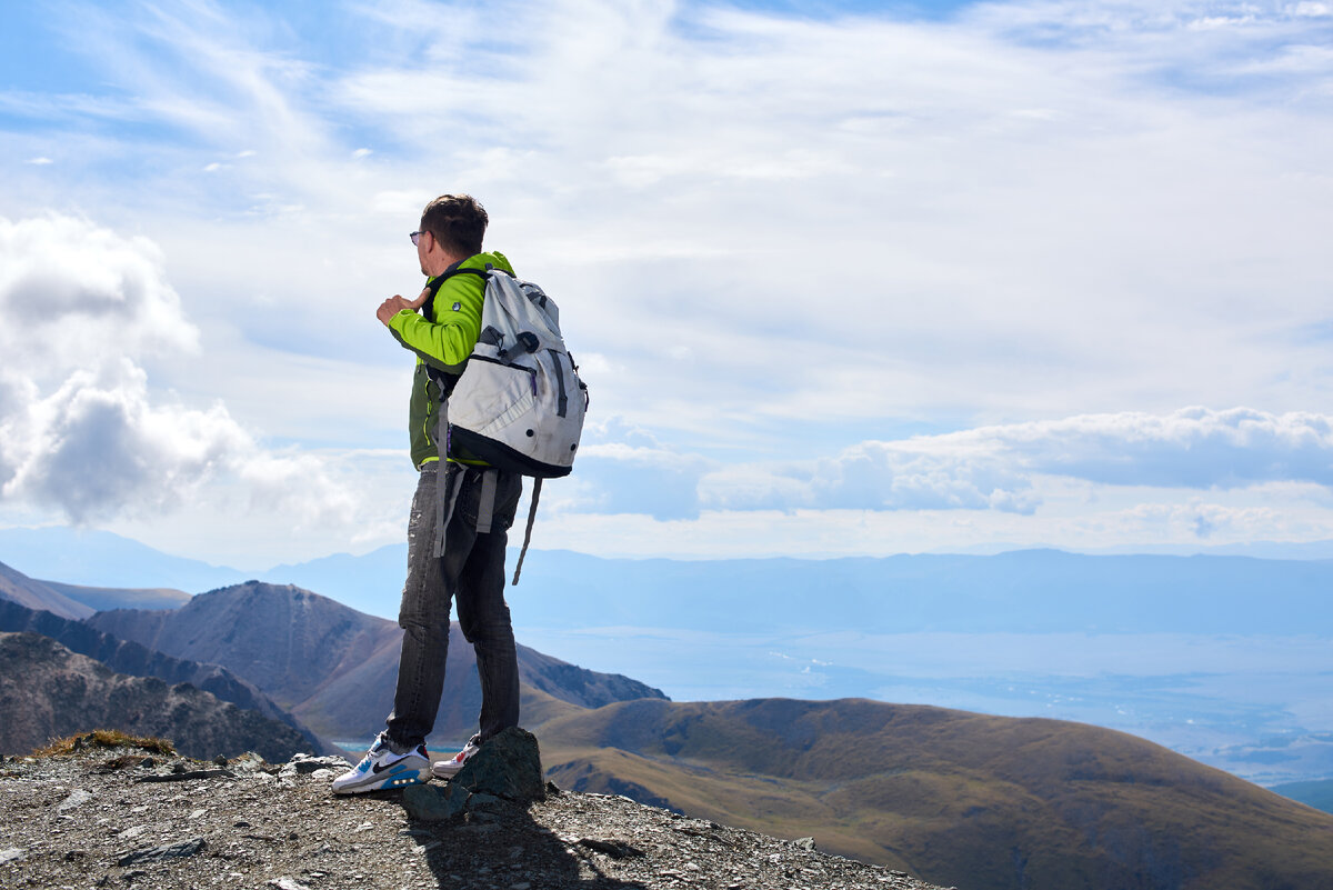 Active tour. Поход в горы. Путешественник. Экскурсия в горы. Путешественники.