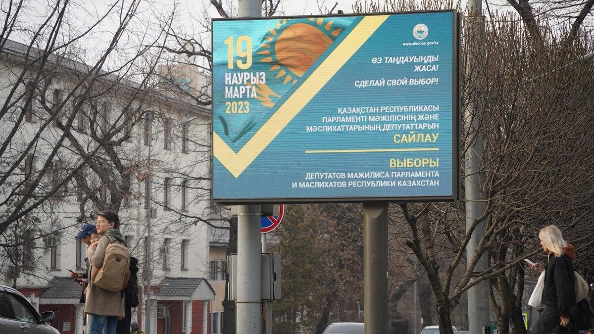   Баннер с плакатом к выборам:NUR.KZ/Владимир Третьяков