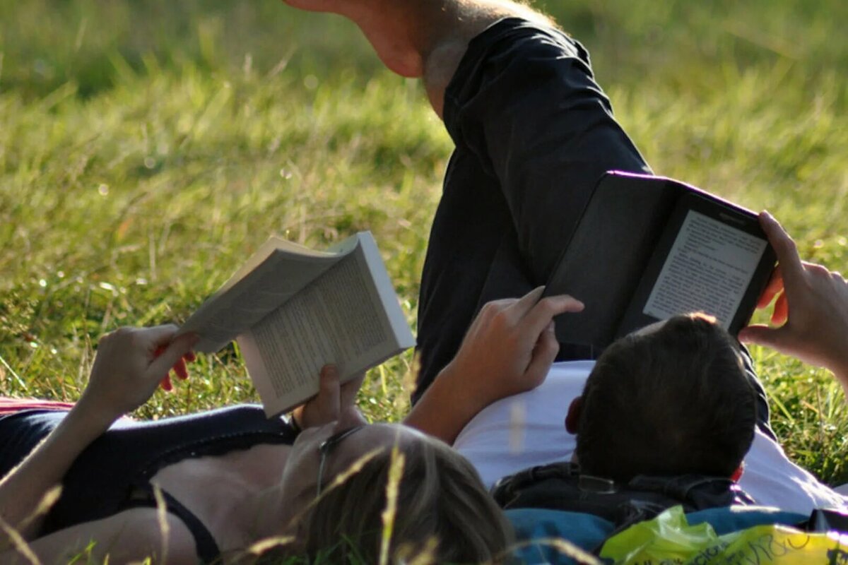 Человек с электронной книгой. Ребенок читает электронную книгу. Электронная книга для детей. Подросток с электронной книгой.