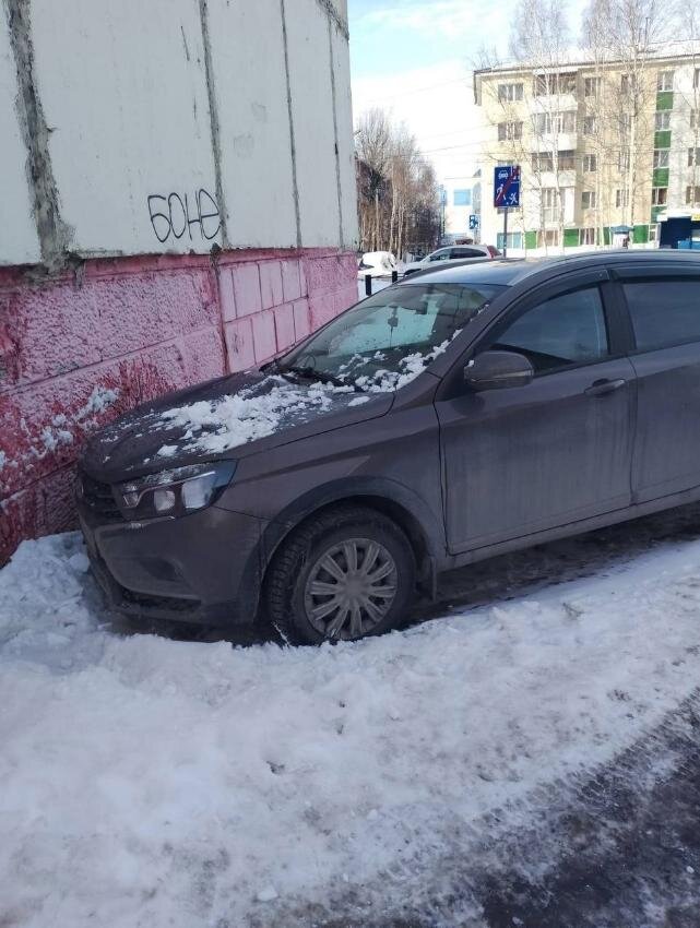    Весна пришла: в Югре глыбы снега и льда с крыш повредили первые автомобили