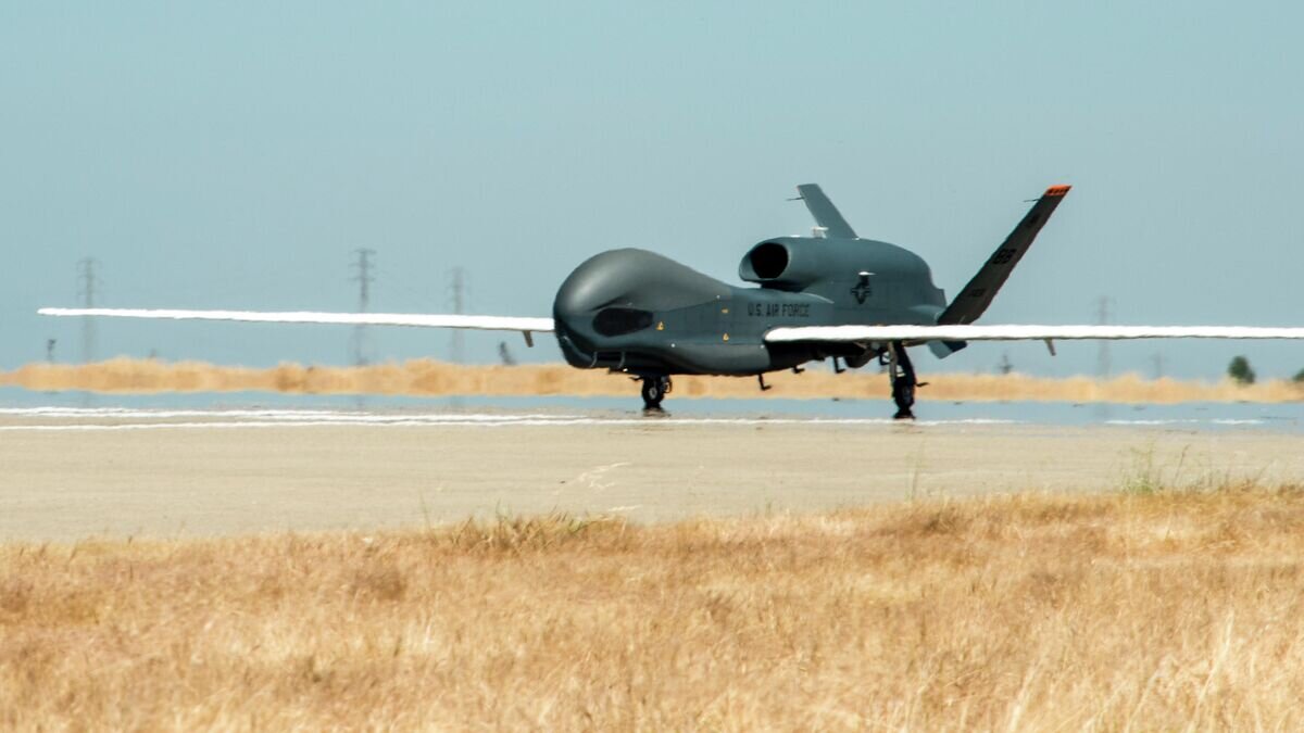    Американский стратегический разведывательный БПЛА RQ-4 Global Hawk© U.S. Air Force photo by Staff Sgt. Marianique Santos