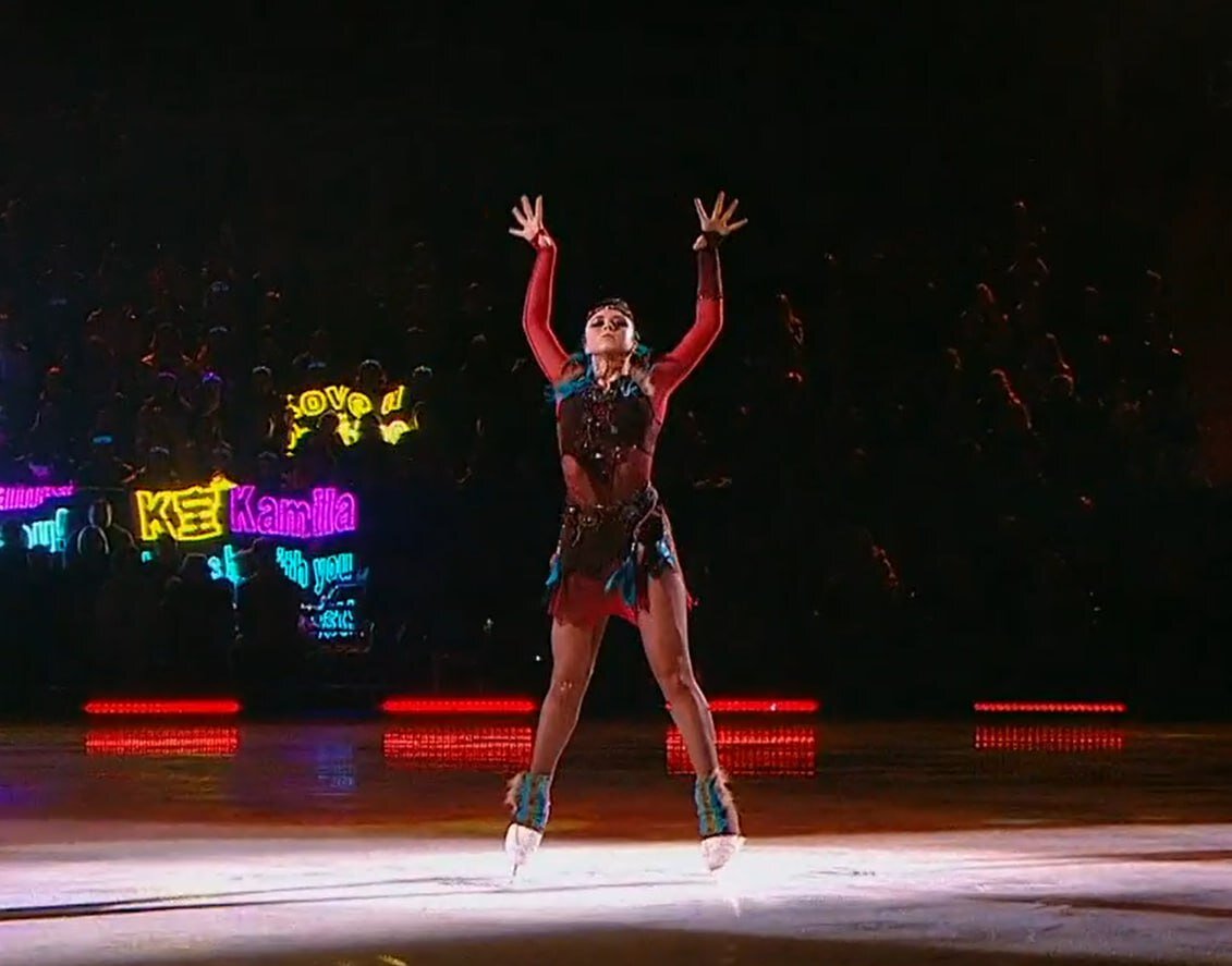 Камила Валиева появилась в новом ярком образе на турнире шоу-программ в Москве. Фото: стоп-кадр прямого эфира "Первого канала".