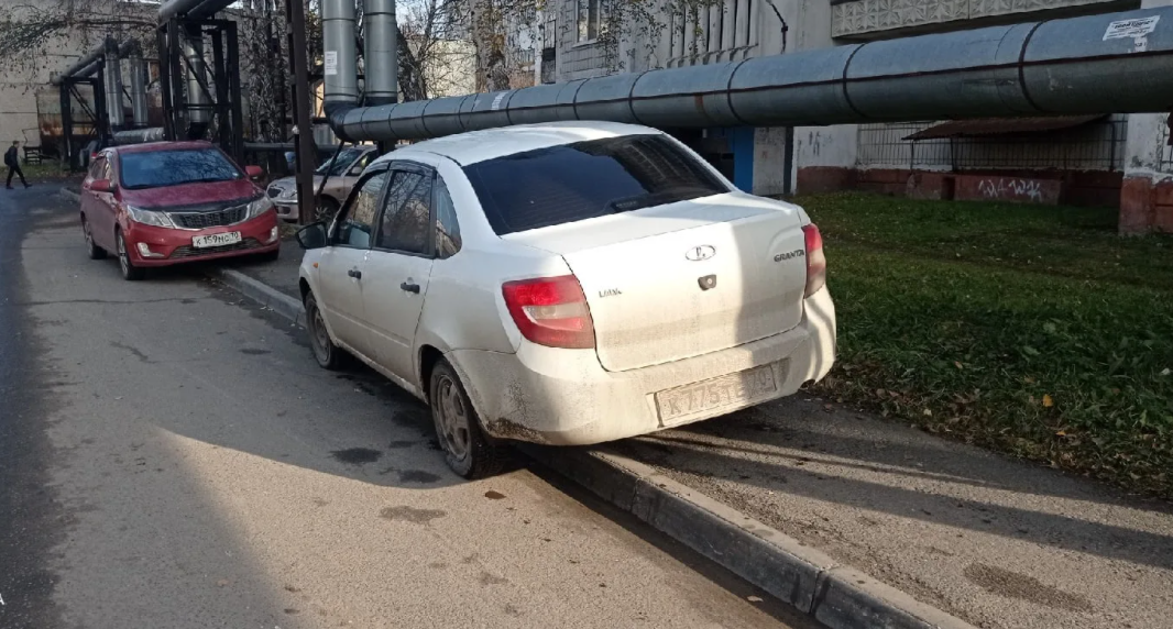 Стоянка ульяновск. Паркуюсь на тротуаре курьеры. Иркутск машины на тротуаре. Припарковался на трупешнике. Почта России паркуется на тротуаре Петергоф.