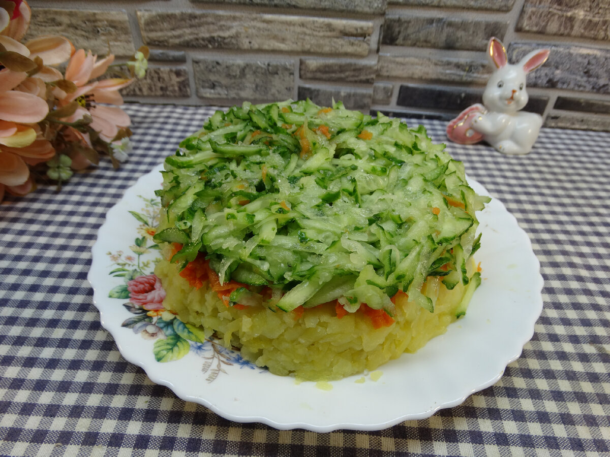 Весенний салат из овощей, зеленого лука, яиц и сыра | Готовим вкусно дома/  Кулинария/ Рецепты | Дзен