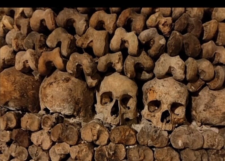 Париж -считается городом любви и романтики, но мало кто знает ,что в катакомбах этого города находятся 6 миллионов останков людей.Стоит спуститься на 130 ступенек и Вы окажетесь в городе мертвых.