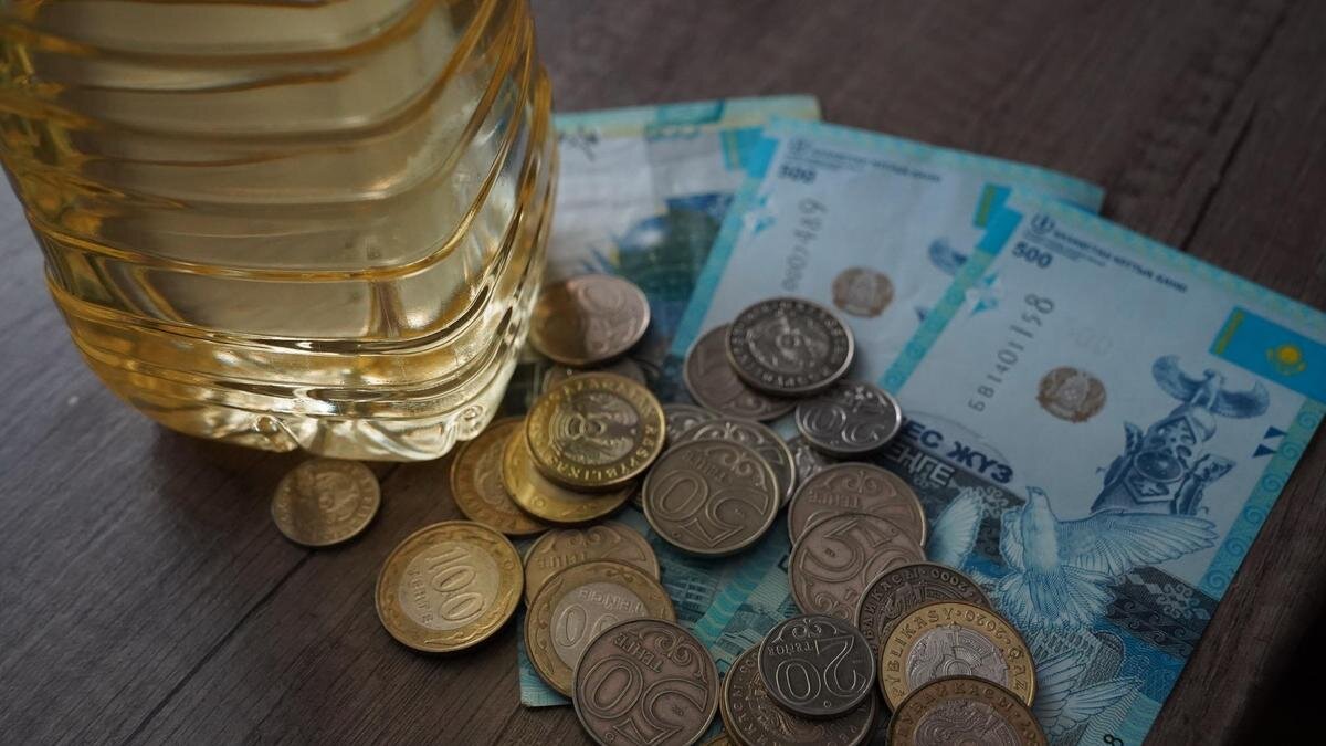    Подсолнечное масло стоит на столе:NUR.KZ/Владимир Третьяков