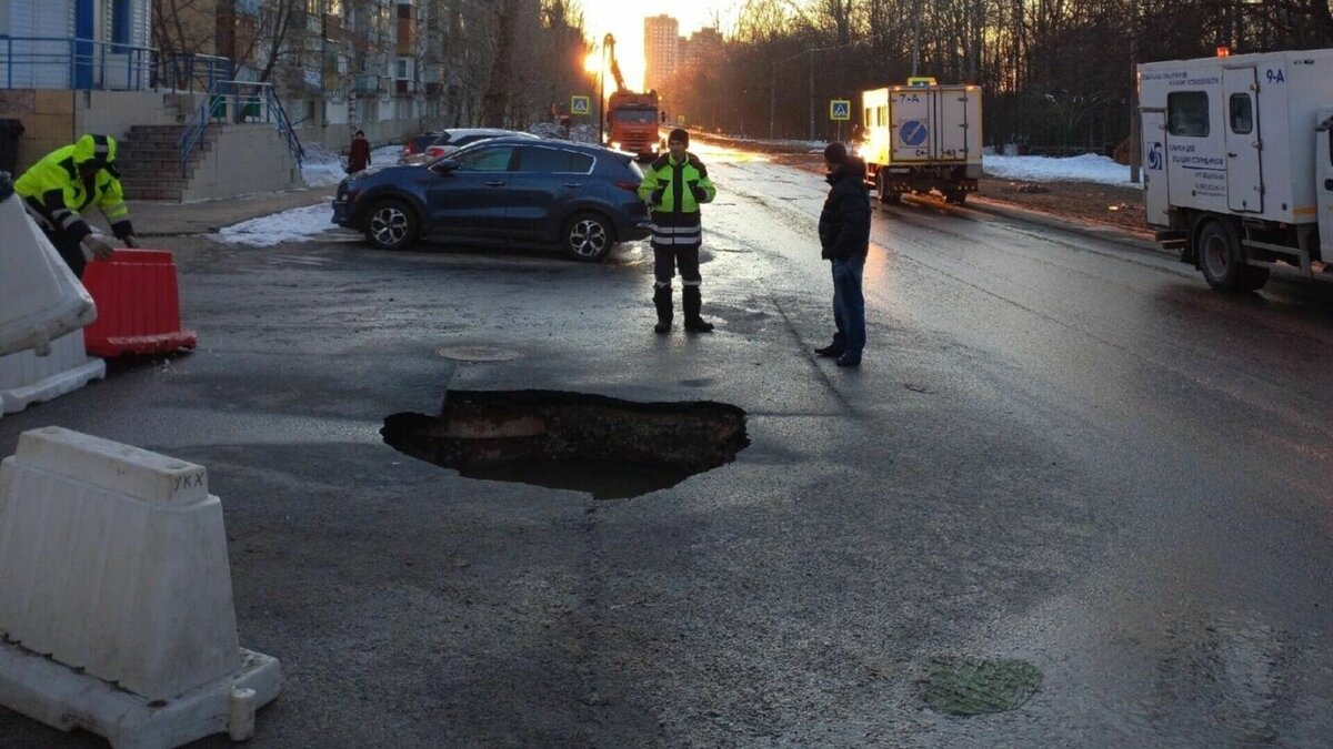     В Казани провал асфальта возле одного из домов на улице Братьев Касимовых произошел из-за обвала грунта. Соответствующий ответ на запрос Inkazan прислали представители мэрии города со ссылкой на МУП «Водоканал».