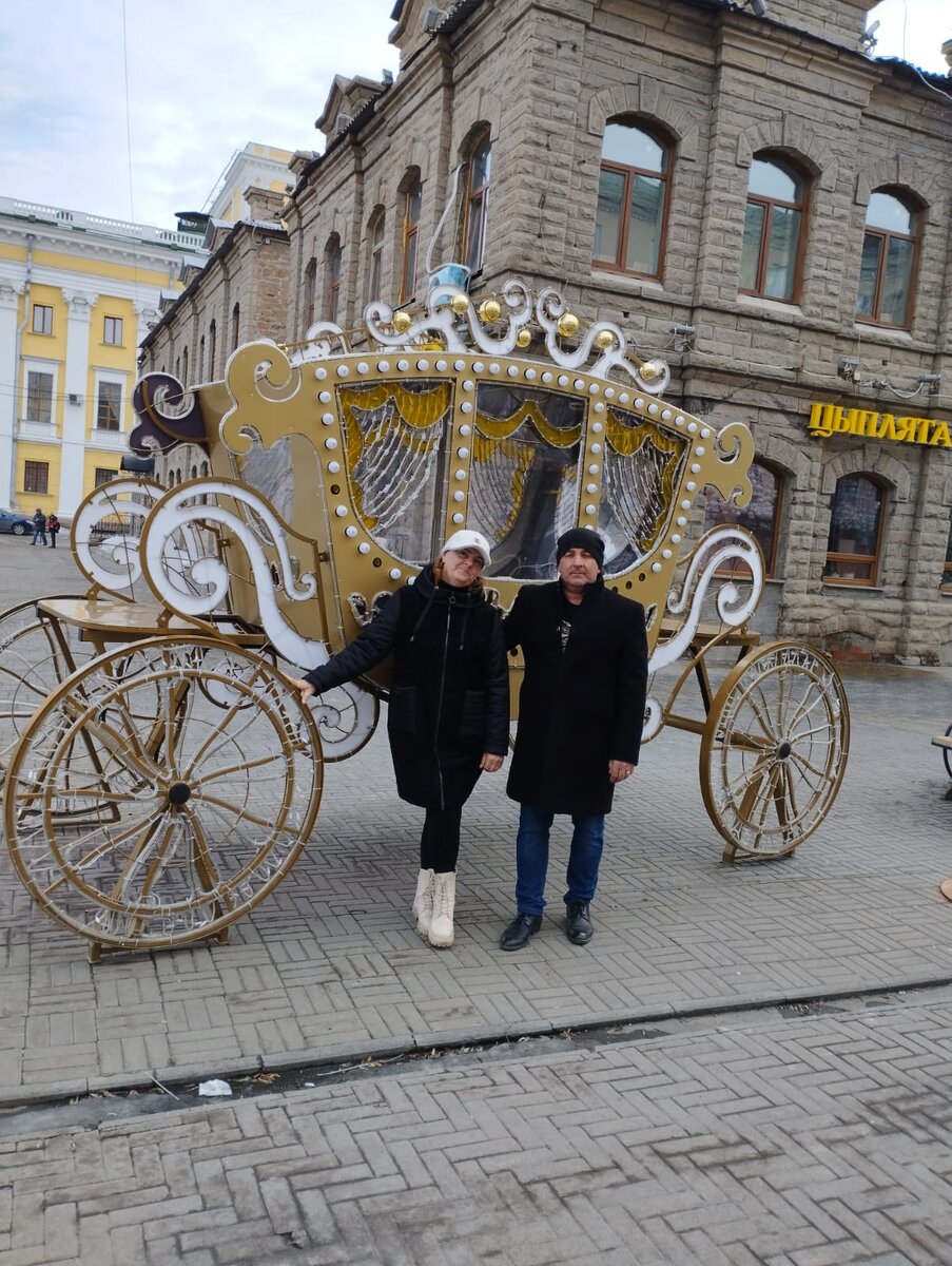 Обычно к этой карете , очередь для фотографий . Рядом театр Оперы и балета .