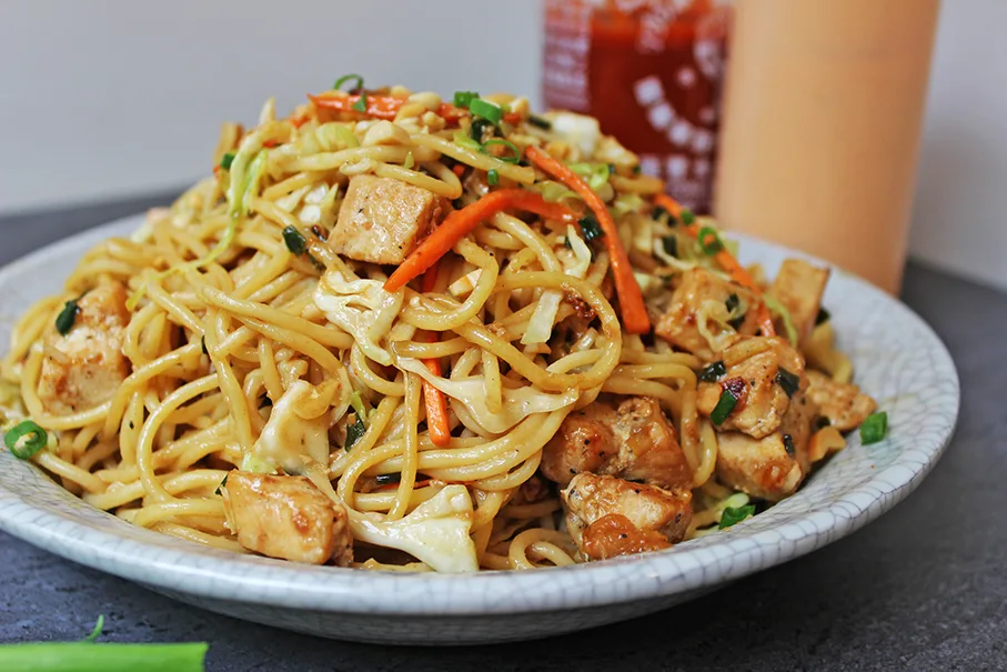 Лапша chicken. Спагетти по тайски с овощами. Тайские макароны с курицей. Курица в тайском стиле со спагетти. Азиатская лапша с курицей и арахисом.