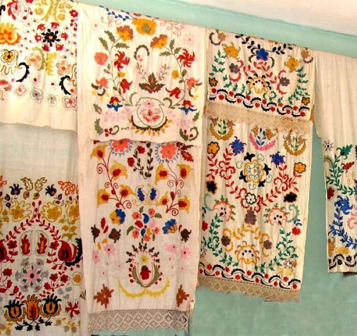 
Полотенца, тексты из Корана. Изба мишаря. Уфимская губерния, 1908 г. Из собрания МАЭ РАН
Фото: предоставлено автором