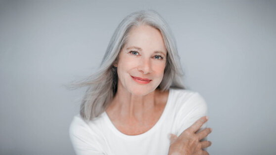    Седина сделает моложе: парикмахер дала советы женщинам, которые не хотят красить волосы Ирина Петрова