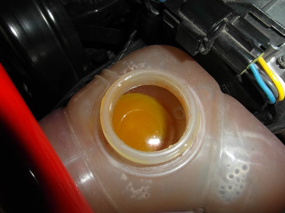 О том, что антифриз нуждается в замене говорит изменение цвета или хлопья в жидкости