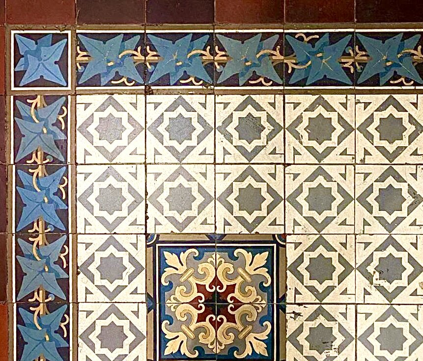 Метлахская плитка в вестибюле Ботанического сада Петра Великого. Санкт - Петербург