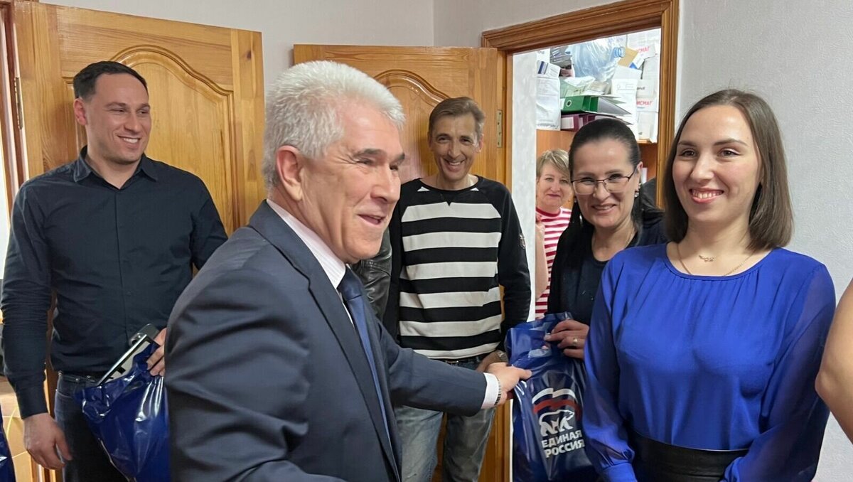     Зампредседателя городской думы, координатор федерального партпроекта «Школа грамотного потребителя» Геннадий Тищенко и первый замруководителя РИКа реготделения «Единой России» Наталья Гутовская поздравили сотрудников жилищно-коммунальной службы № 6 Ставрополя с профессиональным праздником.