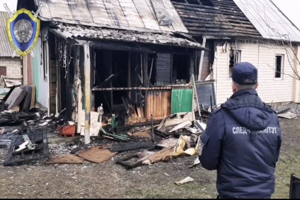     В Следственном комитете сообщили, что под Солигорском сгорела семейная пара, не исключена версия поджога. Фото: скриншот с видео Следственного комитета
