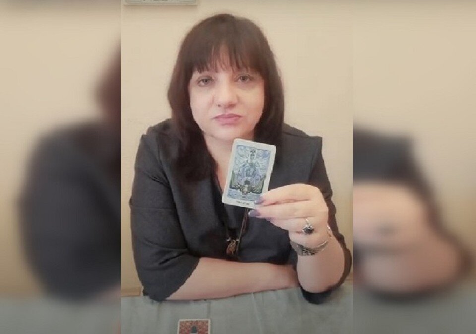     Оксана Пилюченко гадает на картах таро уже больше 20 лет. Фото: скриншот из видео/Оксана Пилюченко/Tg