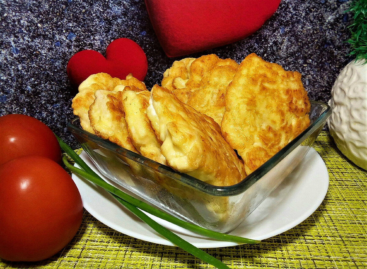 Каждый готовит их по своему, Мне нравится свой проверенный рецепт. Оладушки получаюся сочные, вкусные, и теста мало. 
600 г филе куриной грудки, 2 яйца, 2 зубка чеснока через пресс,1/2 ч.л. соли или по вкусу, 2 ст. л. майонеза "Слобода",1 ст.л. сметаны, 2 ст.л. муки с горкой(горка средняя). Грудку нарезать не очень мелкими кусочками, так будет сочнее. Приблизительно по 3 см. Сложить в миску, сразу добавить все продукты и хорошо перемешать быстрыми движениями. Специи я никакие не добавляю.  Мне нравится, когда чесноком пахнет. Жарить с двух сторон на сковороде с раст. маслом до румяной корочки. Вторую сторону жарить под крышкой. Не пережаривать. Минуты 2 с каждой стороны достаточно. Готовые растрепки выложить на бумажное полотенце. Угощайтесь!!!

