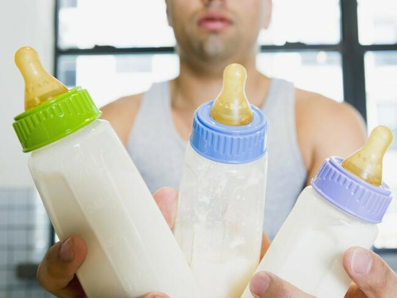 Бутылочка для жидкой каши. Бутылочка молока. Ребенок с бутылочкой молока. Бутылочка со смесью. Детская бутылочка для молока.