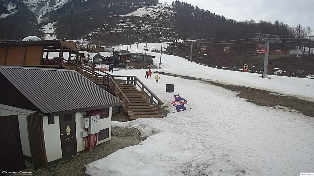 Курорт Красная Поляна, Поляна 960, зона выката трассы 2F. Фото: камеры «Бизнес связь»