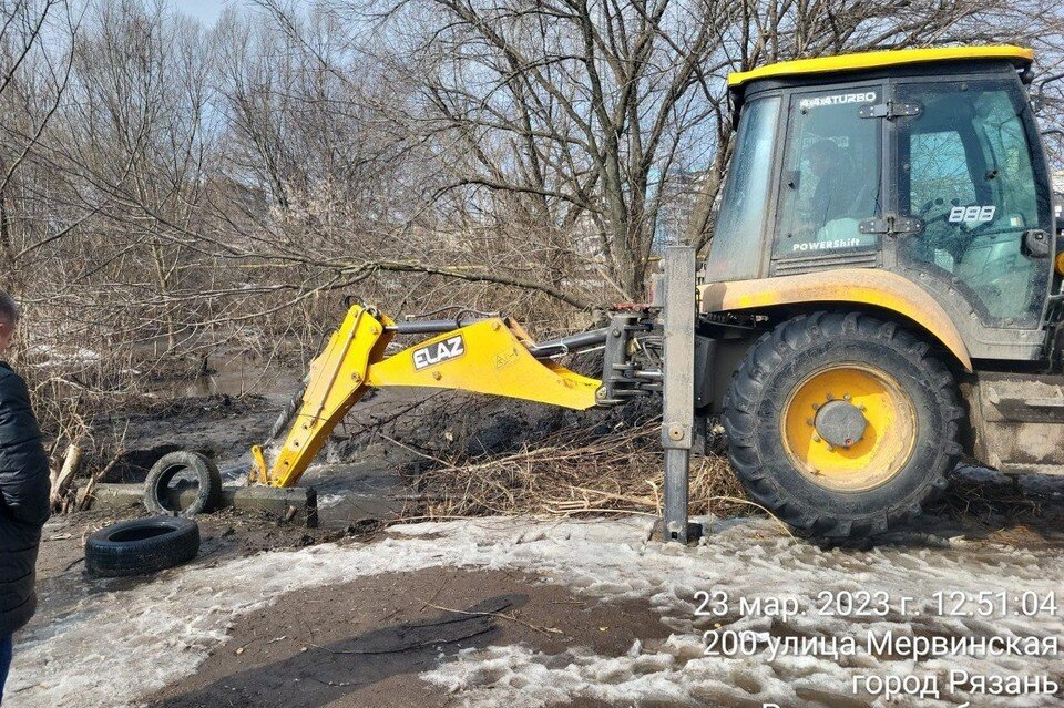     Городские службы борются с подтоплением в Мервино. Фото: ТГ-канал «Горхозяйство. Рязань»