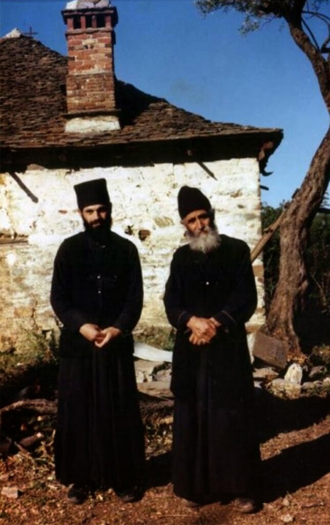 Паисий Святогорец (справа)