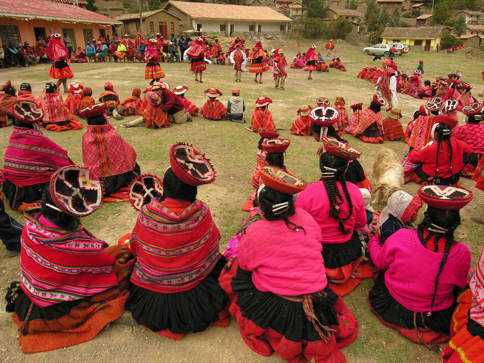 Еже­год­ный празд­ник в началь­ной школе общины Уильок (Huilloc), дис­трикт Ольян­тай­тамбо (Ollantaytambo), про­вин­ция Уру­бамба (Urubamba), регион Куско (2006)[2]