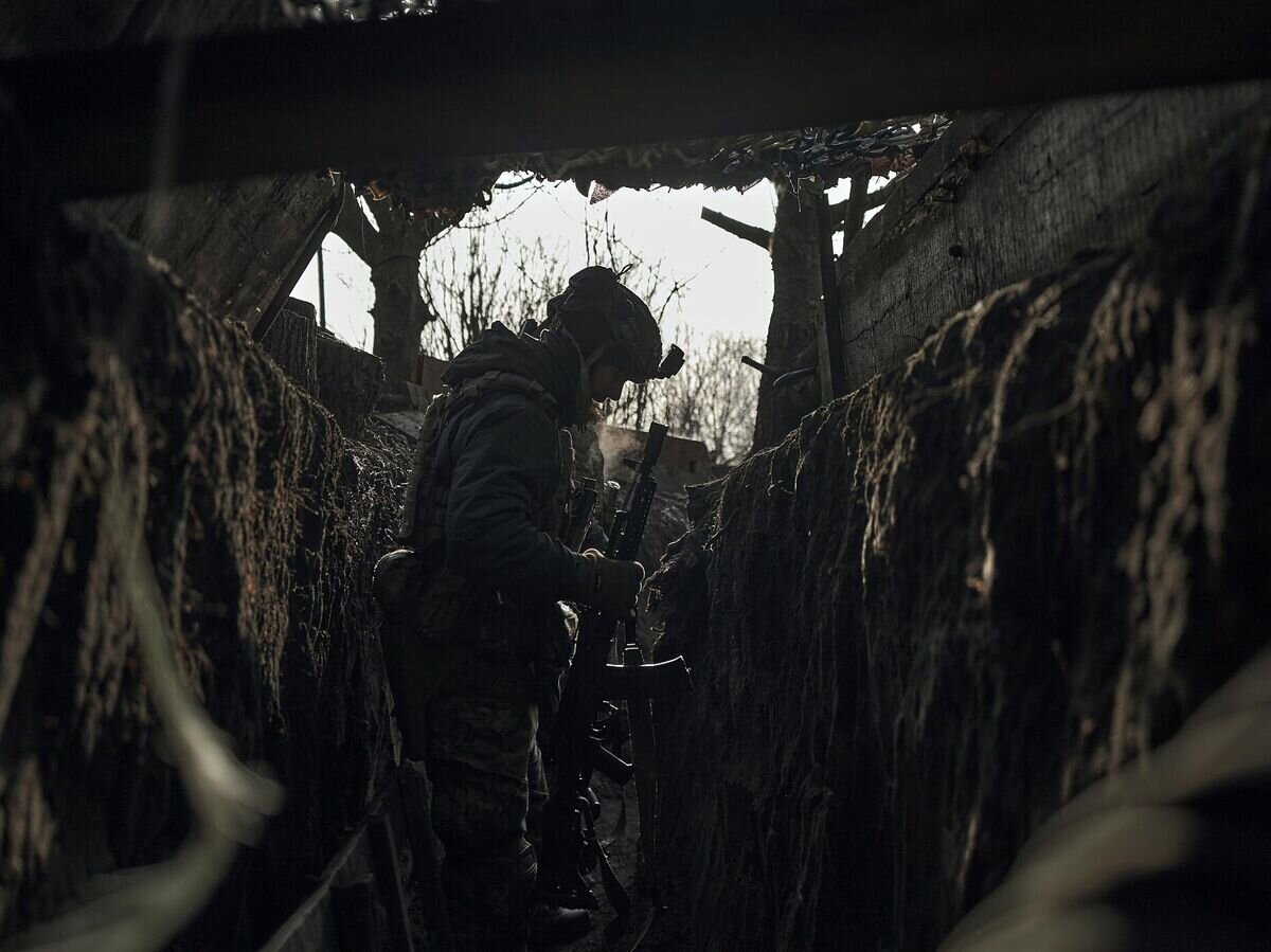    Украинский солдат в окопе в Донецкой области© AP Photo / Libkos