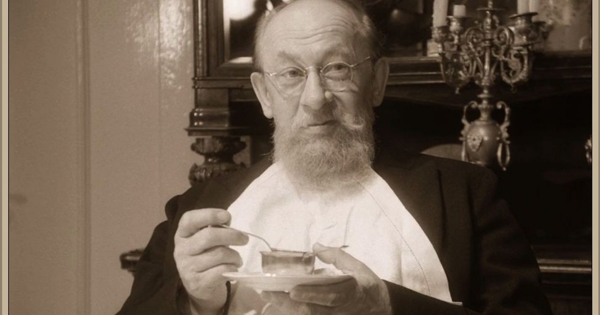 Обратите внимание - даже в экранизации профессор вместо всяких там "хлебиков" уверенно держится за кокотницу.