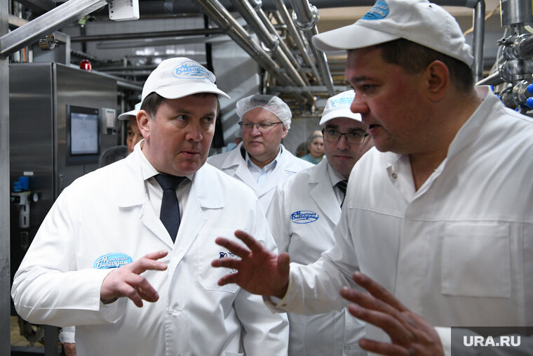    Алексею Шмыкову провели экскурсию по заводу «Молочная благодать»