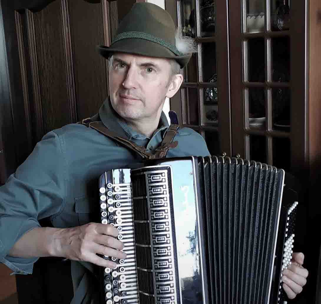 сахалинский вальс чубич. сахалинский гимн. сахалинская областная филармония георгий зобов (фото). назови кто играет на музыкальных. музыка сахалин.