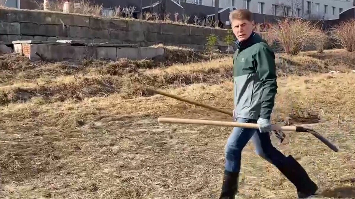     «Это объединяет нас! Хорошее и праздничное настроение всегда! Это приносит удовольствие!», — так отозвался глава Приморского края о идущем сегодня по всему региону субботнику. Так, губернатор лично взялся за грабли и вместе с жителями Владивостока убрал территорию госпиталя для ветеранов войн.