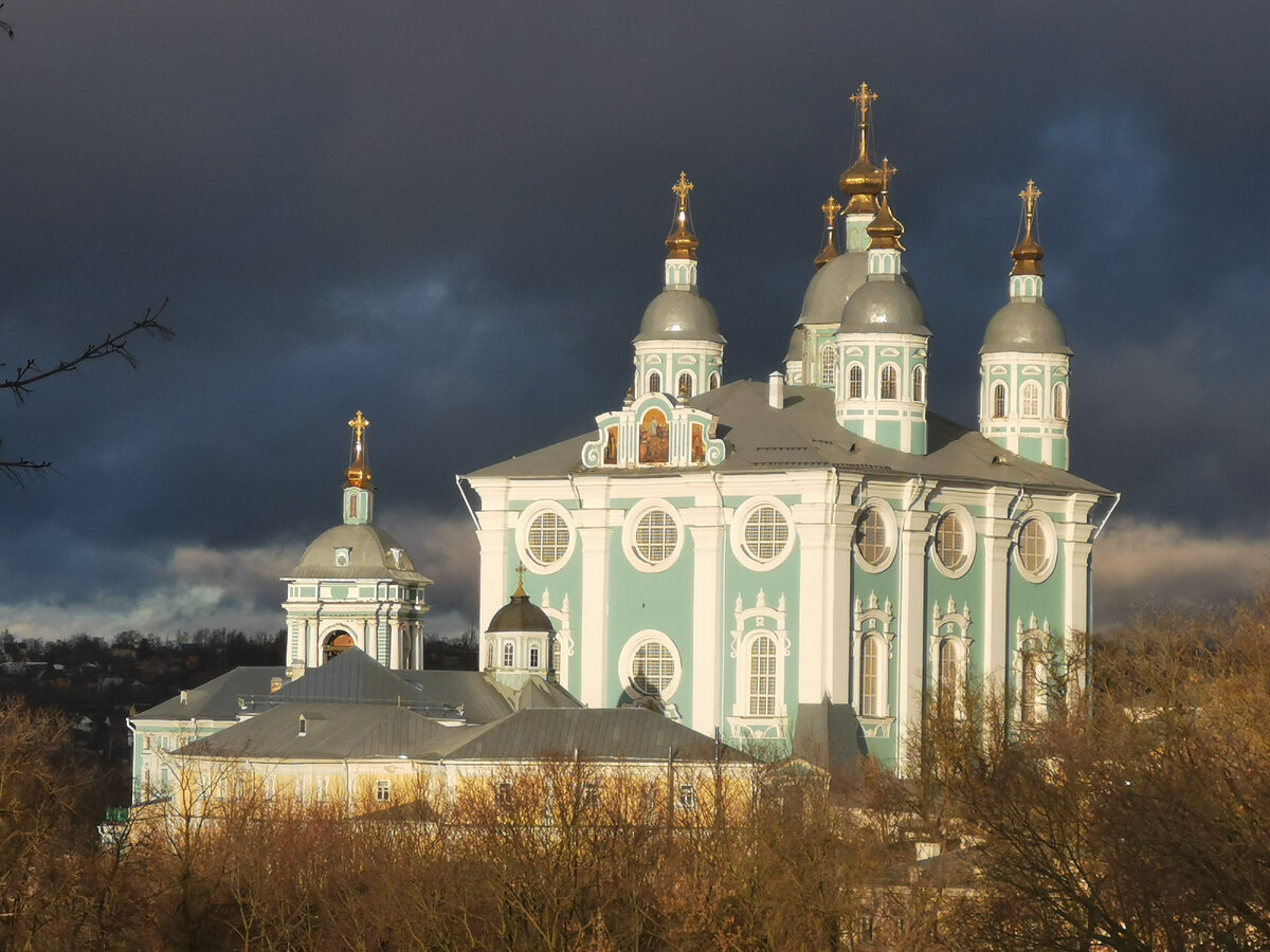 Дорогие читатели! Продолжаем рассказ об Смоленском Успенском соборе. Предыдущие заметки по теме: Шедевры живописи, декоративно-прикладного искуства и чудотворные иконы в Успенском соборе.