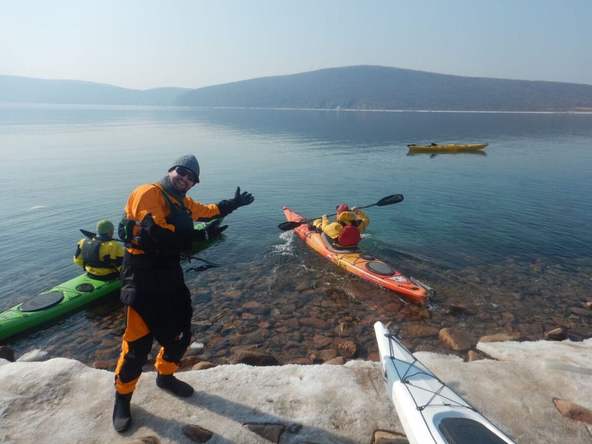 Пролив Старка. начало марта. Все в сухарях, а вот каяк один без каякера.