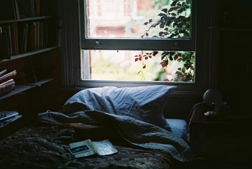 Lonely room. Кровать у окна. Уютная комната. Уютная комната с окном. Одиночество в комнате.