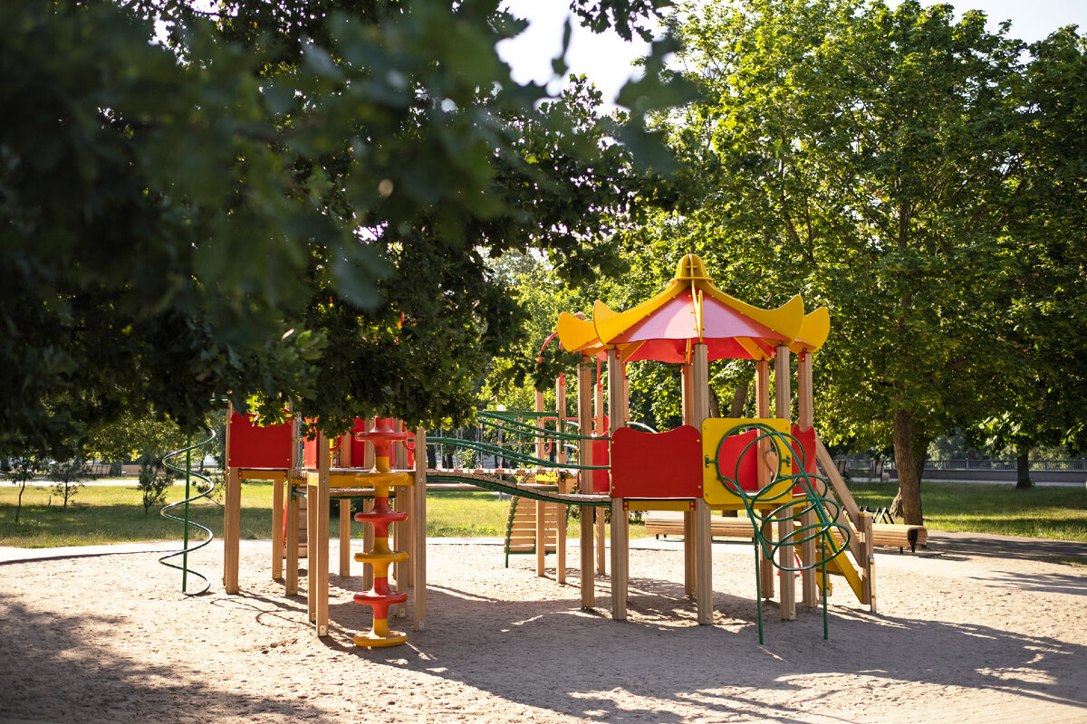 Изображение от <a href="https://ru.freepik.com/free-photo/outdoors-colorful-children-playground-background_30124830.htm#query=%D0%B4%D0%B5%D1%82%D1%81%D0%BA%D0%B0%D1%8F%20%D0%BF%D0%BB%D0%BE%D1%89%D0%B0%D0%B4%D0%BA%D0%B0&position=26&from_view=search&track=ais">Freepik</a>