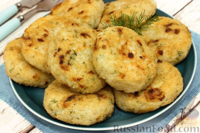 рис круглозёрный, лук репчатый, яйцо, сухари панировочные, масло растительное, зелень укропа, соль, перец чёрный молотый