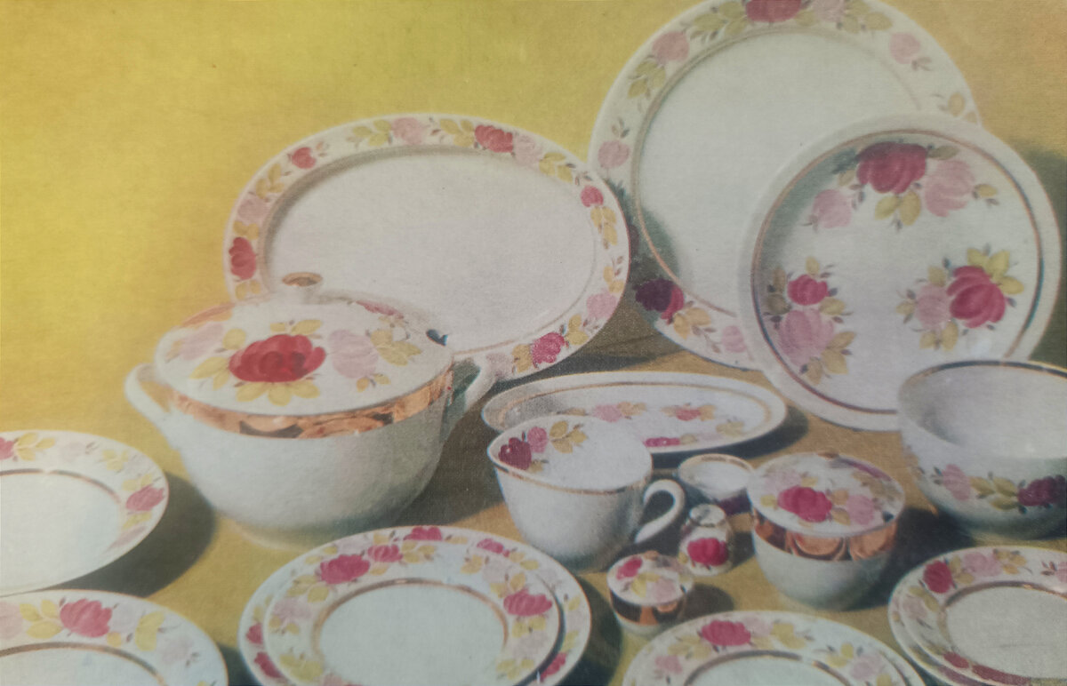 Столовый сервиз Нарядный. Автор росписи А.И. Горина. 1969г. Источник. Новгородский фарфор. Лениздат. 1986г.