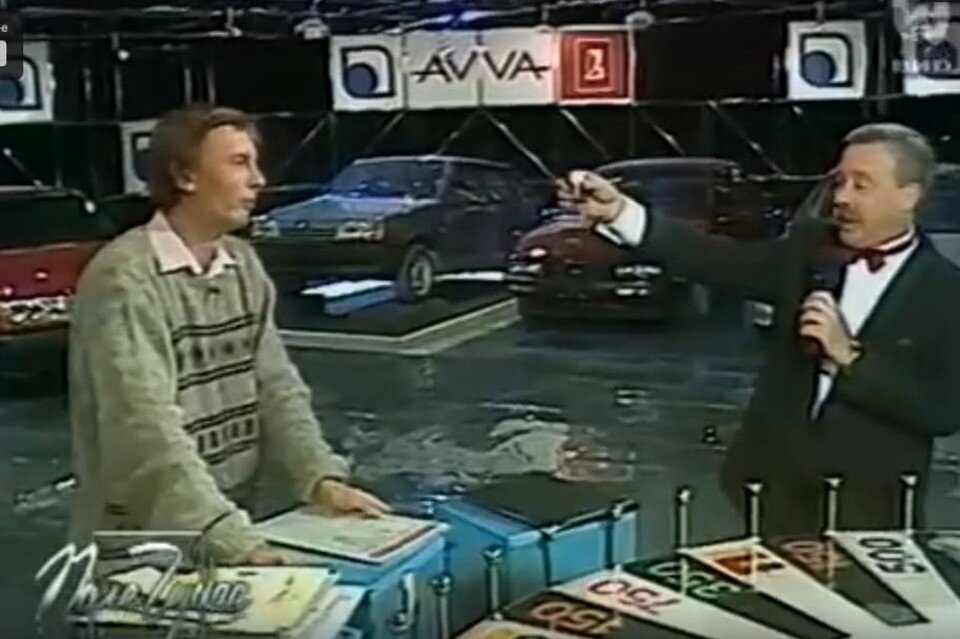     "Поле чудес", эфир от 3.12.1993. Леонид Якубович вручает самарцу Владимиру Шебаршенко ключи от новой вазовской "девятки". Фото: скрин видео
