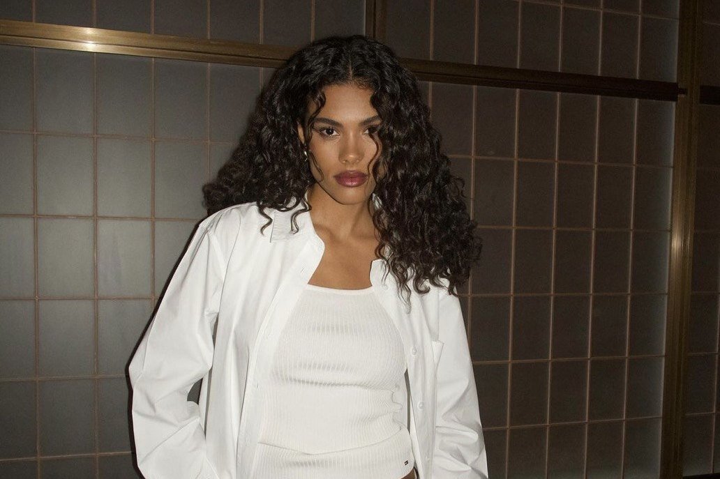     Как вписать майку в повседневный образ — учимся у Тины Кунаки