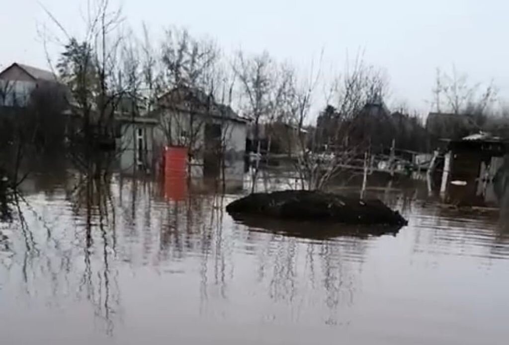 Паводок. Оренбург наводнение. Паводок Оренбург. Весенний разлив.