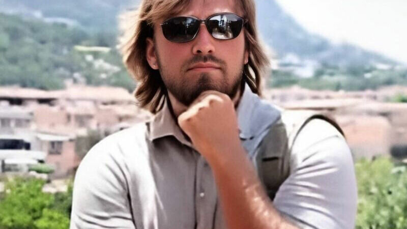     СМИ считают, что сын губернатора Красноярского края Артем Усс, который сбежал из-под домашнего ареста, пересек наземную границу Италии с одной из соседних стран.