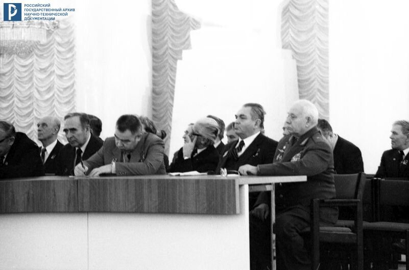 С.С. Крюков, А.И. Нестеренко, Г.М. Гречко, В.П. Мишин и директор Музея авиации и космонавтики ДОСААФ В.Ф. Башкиров (слева направо) во время X научных чтений по космонавтике. 28 января 1986 г. РГАНТД. Арх. № 0-8281.