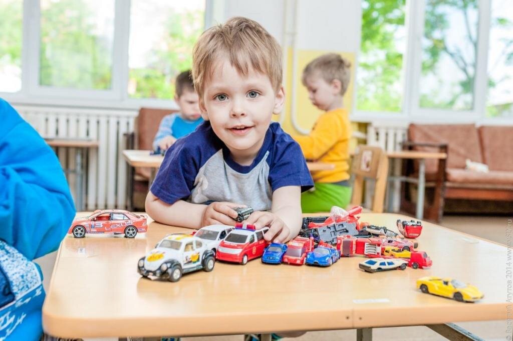 Ребенок играет картинка