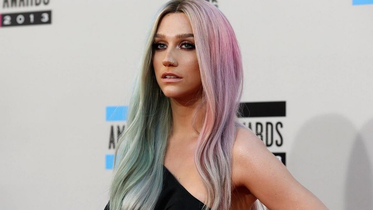     Фото певицы Ke$ha. Критики писали, что ее песню «Blow», вышедшую в 2011 году, можно охарактеризовать как гимн вечеринки, который призывает хорошо провести время в клубе.