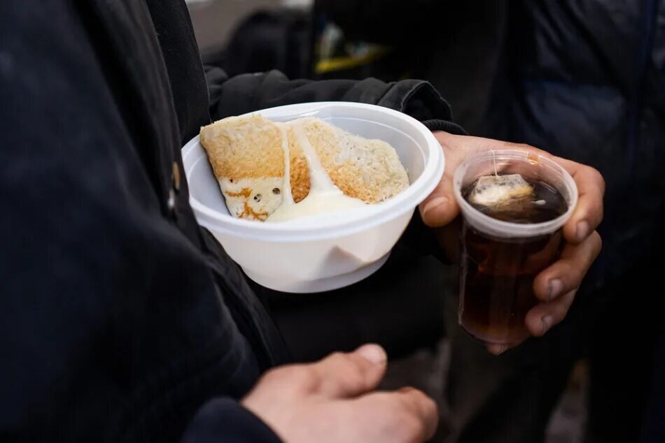 Еда для бездомных. Столовая для бездомных. Питание бездомных. Раздача еды.
