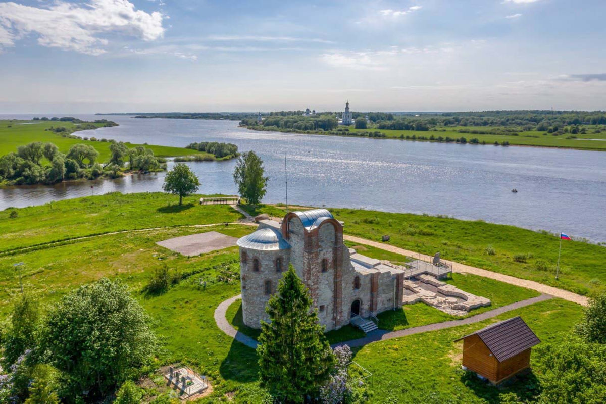 Князь озеро. Городище Великий Новгород. Рюриково Городище. Рюриково Городище в Новгороде. Рюриково Городище. Руины церкви Благовещения