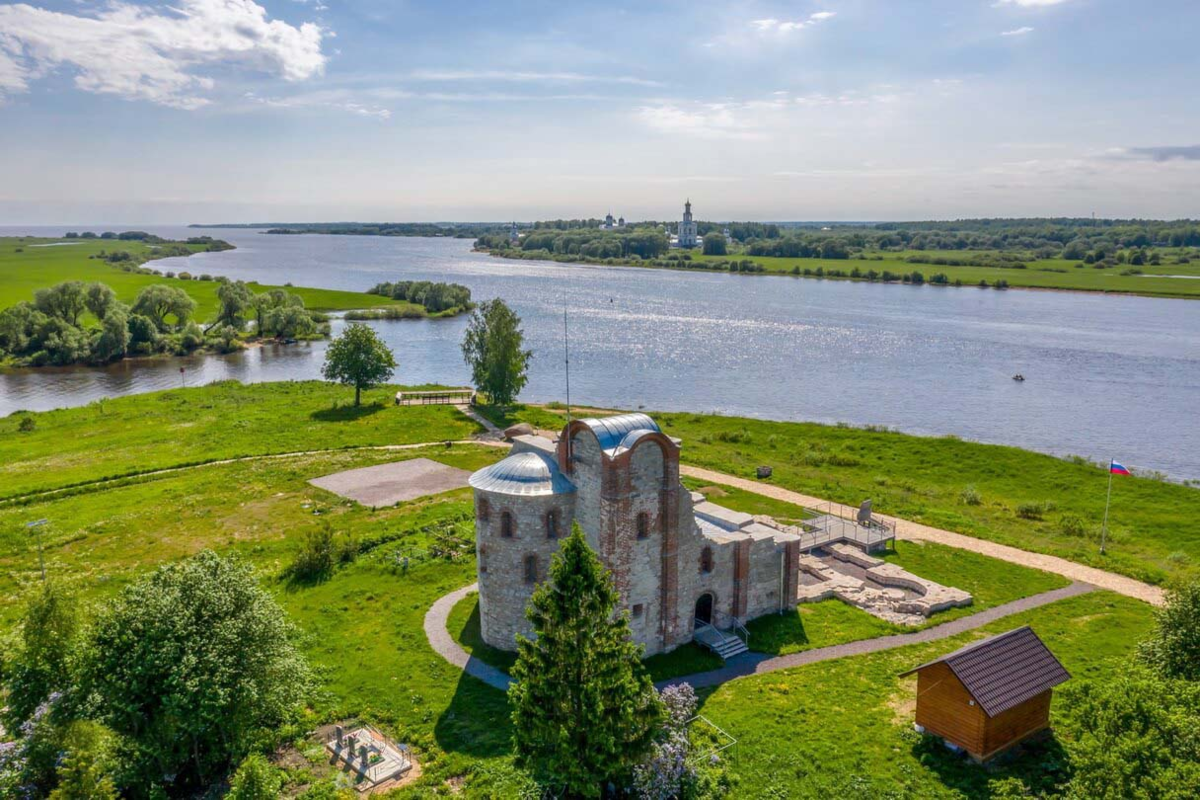 Новгород в других странах. Новгородское (Рюриково) Городище. Достопримечательности Великого Новгорода Рюриково Городище. Рюрикова городища Великий Новгород. Рюриково Городище археологический памятник.